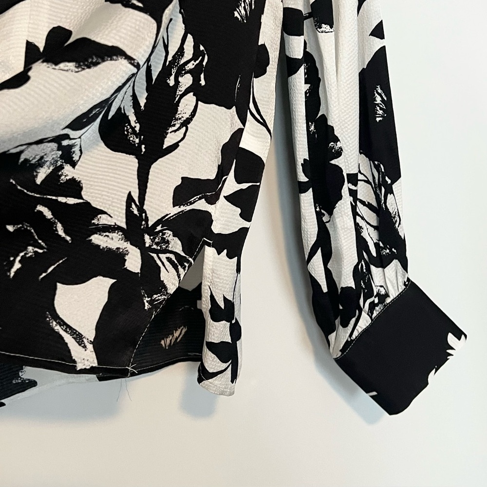 White House Black Market Floral Blouse Small Black Ecru V-Neck NWT - Picture 5 of 10
